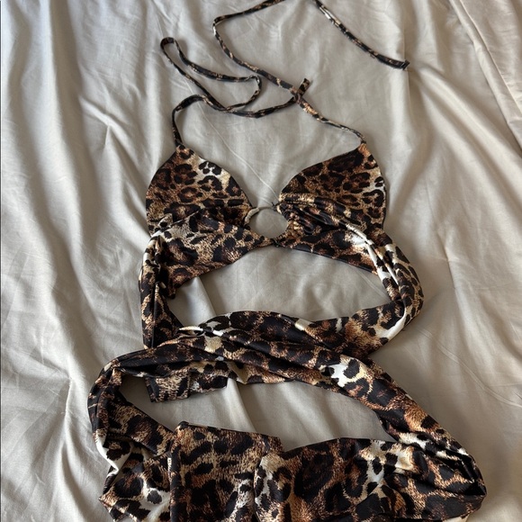 PrettyLittleThing Leopard Print Halter Crop Top - Picture 2 of 3